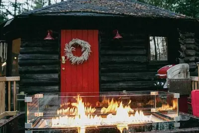 Image de Cozy Cabin with a Stream