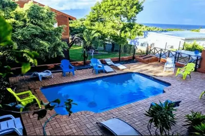 Image de 7 minute walk to Palm Beach! Family-sized chalet with swimming pool & games room