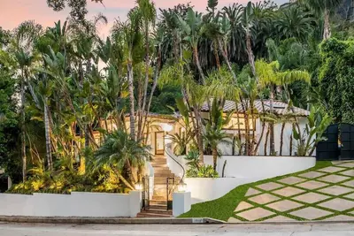Image de Beverly Hills Lux Retreat: Elegance Meets Serenity