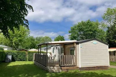 Image de Mer, piscines chauffées. Aires deJeux. Baskets, Tennis Mobil H sur camping