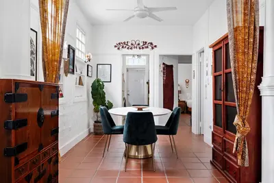 Image de Spacious & Bright 2bd Apt, steps to sand!