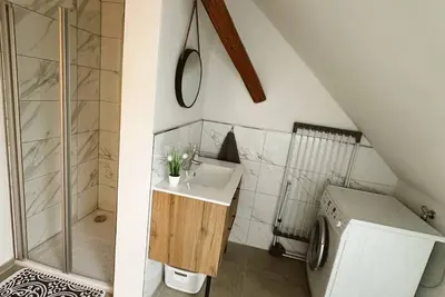 Image de Gemütliche 2-stöckige Ferienwohnung 3 Minuten von der Autobahn!