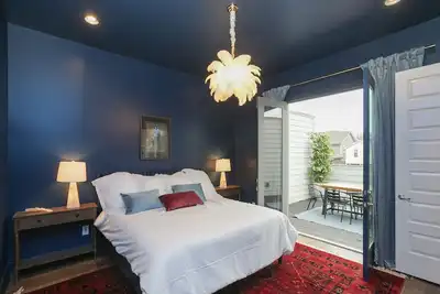 Image de Rooftop Oasis | Stylish Townhome | Karaoke