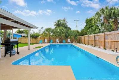 Image de Downtown Beach Cottage - Heated Pool