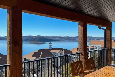 Image de Legends Pointe | Hot tub, Lake view, Theatre, Pool table, Dog-friendly