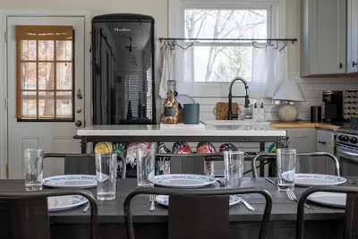 Image de Downtown Nb Cottage, Backyard, Fire Pit, walkable