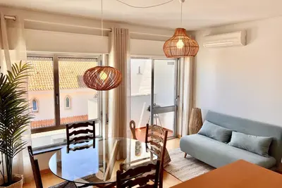 Image de Newly refurbished coastal apartment, steps away from the beach with sea views.