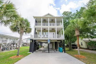 Image de Just a Walk to the Beach 5 Br Beach House with a Private Pool! At Ease