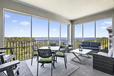 Image de One Particular Harbour 396-303 · Serenity Suite · Sound Views