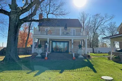 Image de Historic Log Cabin fully restored; gourmet kitchen & much more!