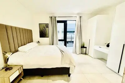 Image de Hyde Park Cr Sandton Luxury Top Floor 2 Br End Unit W/ Balcony No Load Shedding