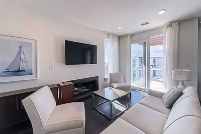 Image de Pool-view condo with on-site pool, hot tub, roof deck, gym, & balcony