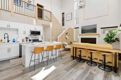 Image de New! Spacious 3br, 3. 5b, Hot Tub, Fire Pit, Pool!