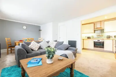 Image de Sandpiper is a centrally located, newly refurbished, split level apartment sleeping 4.