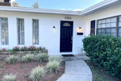 Image de The Sanctuary-8 minutes from Jax airport and 5 miles from the Jacksonville Zoo!
