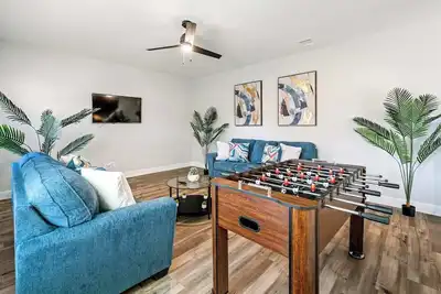 Image de Crew-Ready Stay • Private BRs w/ TVs • Parking