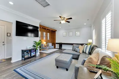 Image de Family Friendly Oasis-3 Br, + Short Walk to Beach!