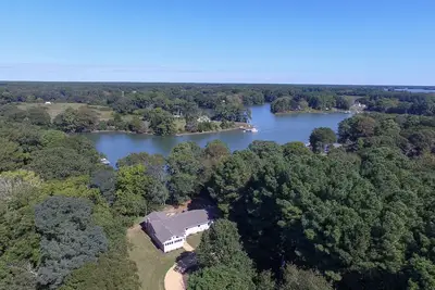 Image de Waterfront family home with great views, full kitchen, & strong Wi-Fi.