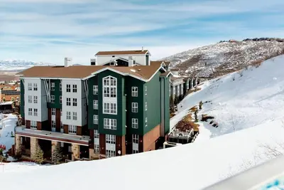 Image de Charming  resort built into Wasatch foothills  with ski-in/ski-out convenience
