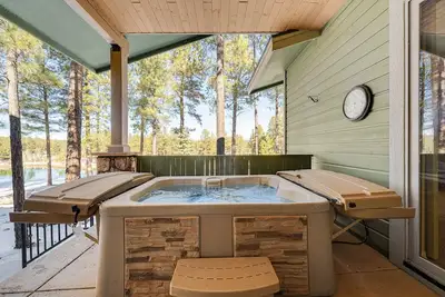 Image de Superb nature retreat with private hot tub, fireplace & games - near golf