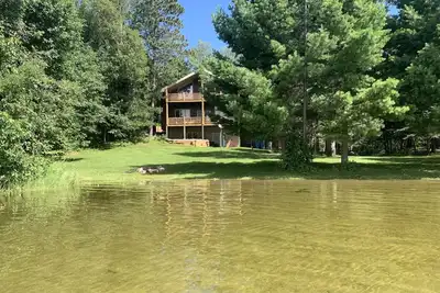 Image de Amazing Lake Home \/Movie Theater \/Game Room \/Bar \/3 Decks \/Sandy Beach \/Privacy