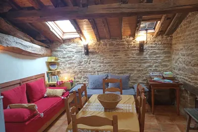 Image de Le gîte jaune, de pierre et de bois