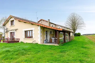 Image de Maison confortable à Scorbé-Clairvaux.