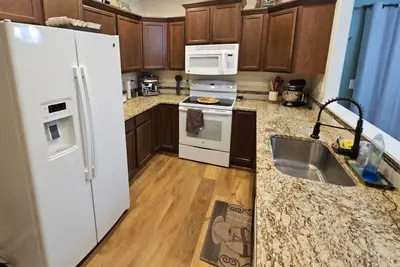 Image de 30+ day rental for long term pricing on Bends Eastside!