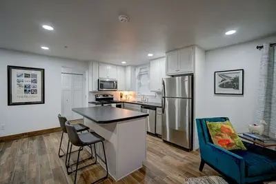 Image de Historic 100+ year old restored 6 unit fully furnished apartment building.