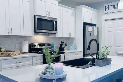 Image de Serenity - 2 min to the beach, with pool, no street to cross, and lots more