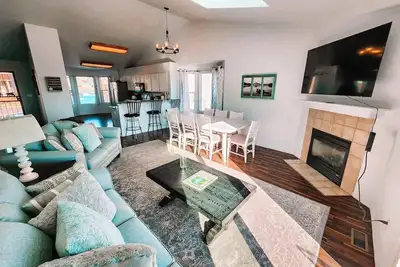 Image de Pet Friendly/3 King Beds/Sleeps 14/Game room near Air Force Academy