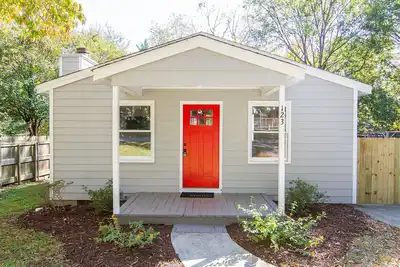 Image de Historic Charm: Pet Friendly Downtown Raleigh Home