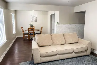Image de 5 Min to Beach & Downtown: Sleeps 5, Budget Stay