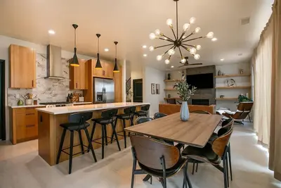 Image de The Q by Velo - Stylish Mid-Century Modern Home