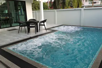 Image de Private Pool with Jacuzzi, Waterfall & Kids pool with perfect water @ Royal Park