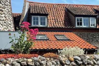Image de Cosy traditional brick and flint cottage in peaceful North Norfolk countryside