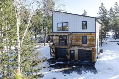 Image de New 3-Level Property with Paved Roads, Open Floor Plan, Clubhouse Access!