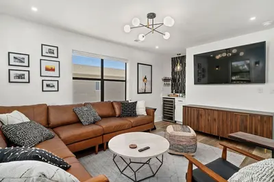 Image de Ocean Views, Steps to the Water. Perfect blend of comfort and convenience.