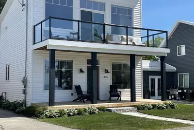 Image de 180 degree lake view, luxury Port Stanley escape overlooking the beach!