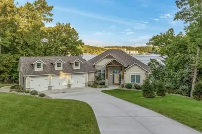 Image de New Listing Luxurious Lakefront Home in Prestigious Porta Cima Neighborhood
