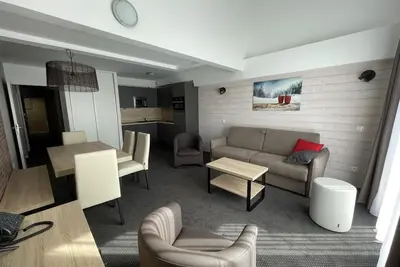 Image de 80m du centre station, 1er étage, vue pistes de ski, piscine, balcon, télévision, casier à ski, 52m²