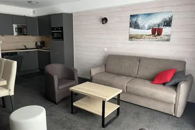 Image de 80m du centre station, 1er étage, vue pistes de ski, piscine, balcon, télévision, casier à ski, 52m²