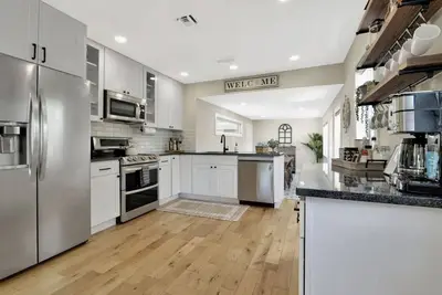 Image de 2 miles from the beach! Cozy Beach Getaway - Sabal Palm Bungalow