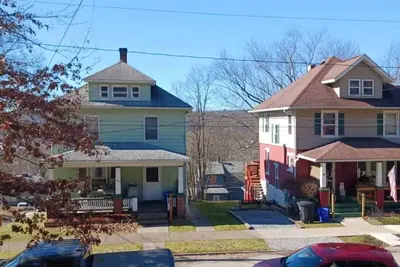 Image de 1 mile to downtown amenities. Family size house near hiking and biking trails