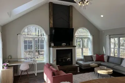 Image de Hot tub & Game Room, 2 Blocks to lake, 8 min. to Downtown Lg