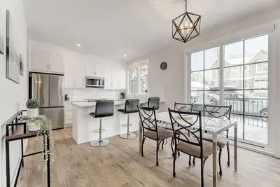 Image de Elegant Townhouse/In The Heart of Calgary