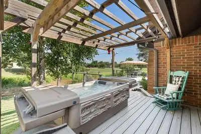 Image de Peaceful retreat in quiet cul de sac, hot tub, moments away from major medical
