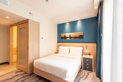 Image de Ideal Mix of Comfort and Value! 2 Centrally Located Units Steps Away From Berlin
