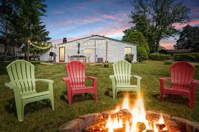 Image de Modern Mandon Retreat: All-Sports Lakefront, 4 Beds, Dock & Beach, Kayaks, Games