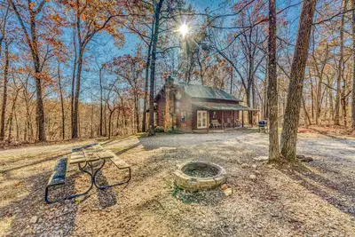 Image de Cozy, rustic Buffalo River log cabin with indoor\/outdoor firepit. Sleeps 10!